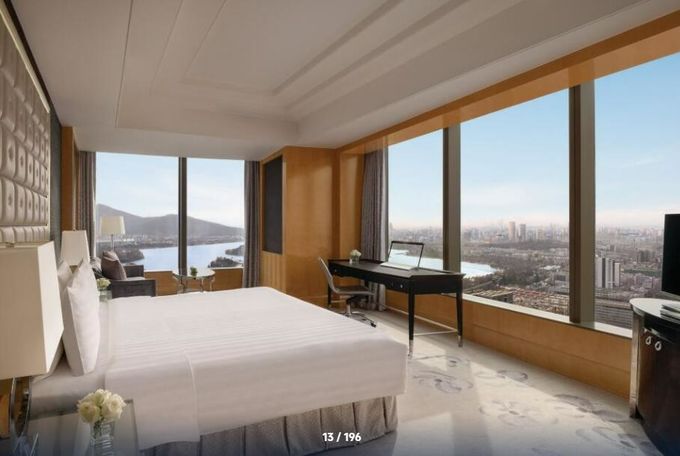 son şirket davası hakkında Shangri-La, zarif odaları ve şehre muhteşem manzarası olan zarif 5 yıldızlı otel.  3