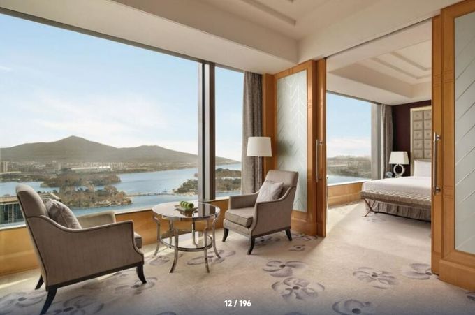 son şirket davası hakkında Shangri-La, zarif odaları ve şehre muhteşem manzarası olan zarif 5 yıldızlı otel.  4