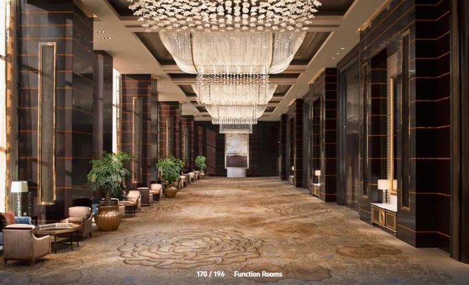 son şirket davası hakkında Shangri-La, zarif odaları ve şehre muhteşem manzarası olan zarif 5 yıldızlı otel.  10
