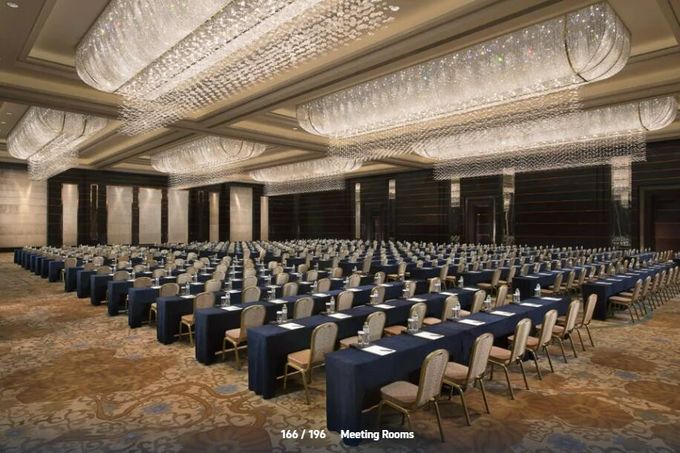 son şirket davası hakkında Shangri-La, zarif odaları ve şehre muhteşem manzarası olan zarif 5 yıldızlı otel.  12